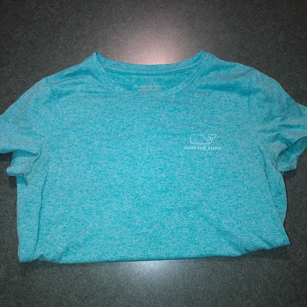 Women’s Vineyard Vines athletic tee